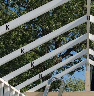 Spær skrues fast på tagbjælke i orangeri Spær skrues fast på tagbjælke med vinkelbeslag i orangeri